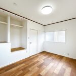 【リフォーム済み/2階北側洋室】約6帖の洋室です。床はフロアタイル上張り、壁・天井はクロス張替えを行いました。オープン収納を2箇所設け、どちらも枕棚とハンガーパイプを設置いたしました。