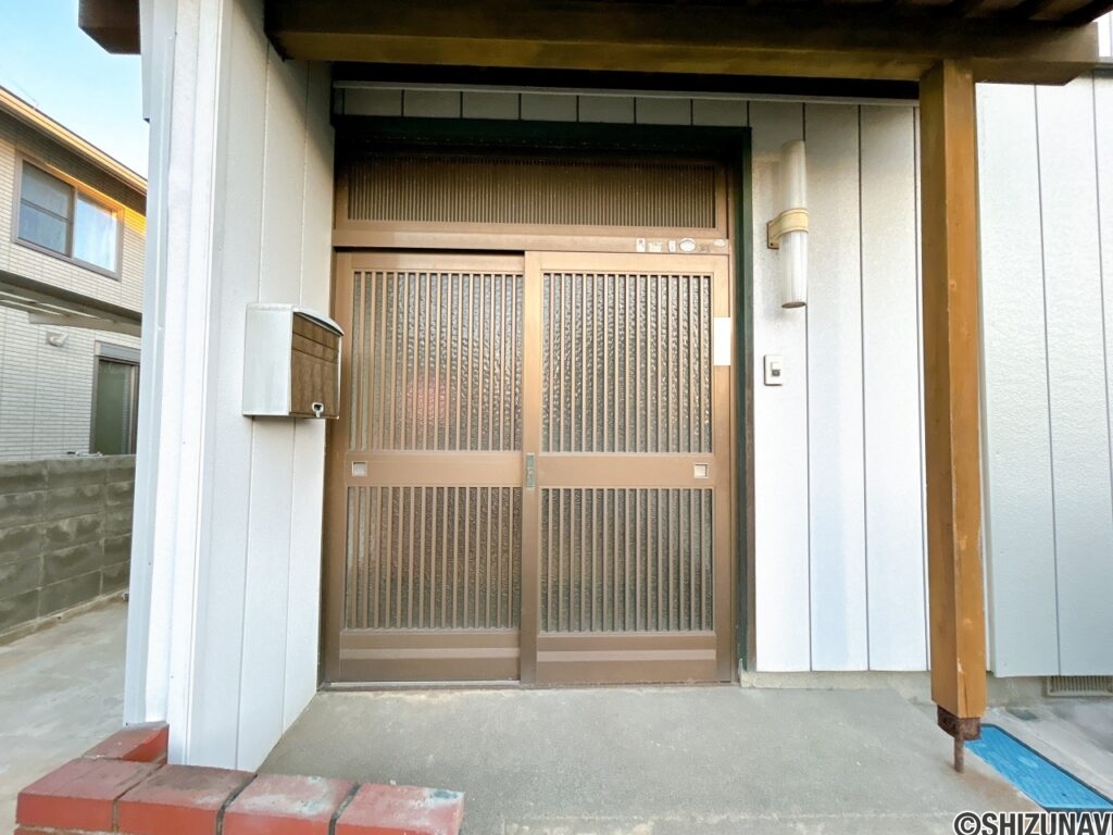 【玄関外観】