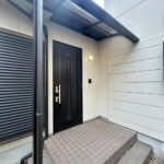 【リフォーム済み/玄関外観】照明交換とインターホンの交換を行いました。カラーモニター付きだと来訪者のお顔が見えて安心ですよね。