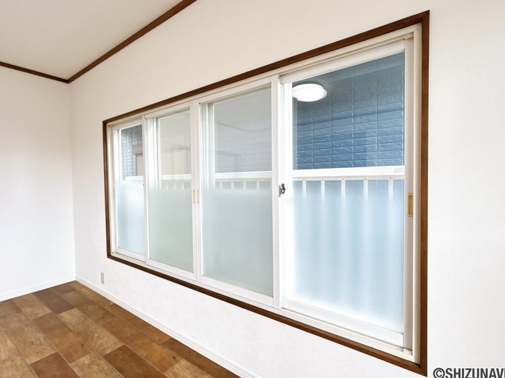 【内窓】2階南側洋室の窓には内窓が設置されています。外気の影響を受けにくく、夏は涼しく冬は暖かい快適空間です。