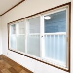 【内窓】2階南側洋室の窓には内窓が設置されています。外気の影響を受けにくく、夏は涼しく冬は暖かい快適空間です。