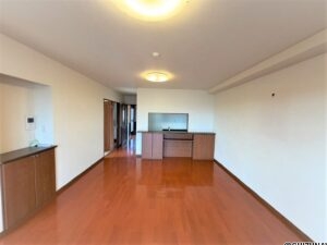 15帖超えの広々したリビングです。南向きで採光も優れています。