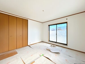 【リフォーム中/2階8帖洋室（3）】（3/27撮影）床はクリーニング、天井・壁はクロス張替えを行う予定です。