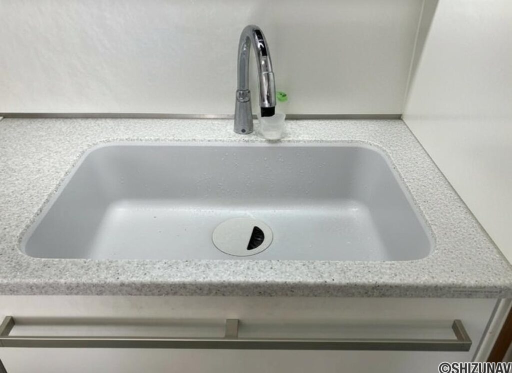 高級感のある人工大理石のシンクとなっております。