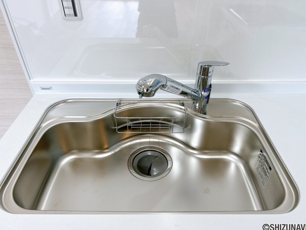 【リフォーム済/キッチンシンク】新品交換したキッチンのシンクはサビにくく熱に強いステンレス製です。水はねの音を抑える静音設計で、従来よりもさらに水音が静かになっています。