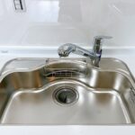 【リフォーム済/キッチンシンク】新品交換したキッチンのシンクはサビにくく熱に強いステンレス製です。水はねの音を抑える静音設計で、従来よりもさらに水音が静かになっています。