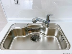 【リフォーム済/キッチンシンク】新品交換したキッチンのシンクはサビにくく熱に強いステンレス製です。水はねの音を抑える静音設計で、従来よりもさらに水音が静かになっています。