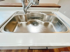 【リフォーム済み/キッチンシンク】新品交換したキッチンのシンクはサビにくく熱に強いステンレス製です。水はねの音を抑える静音設計で、従来よりもさらに水音が静かになっています。