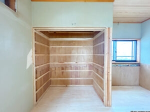 【リフォーム中/収納】1階約9帖洋室の収納です。元は和室の押し入れですが、建具を撤去し、枕棚とハンガーパイプを新設してオープン収納に変更予定です。