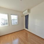 2階中央の洋室です。約6帖です。