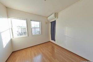 2階中央の洋室です。約6帖です。