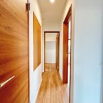 【リフォーム済み/2階廊下】壁紙張替え、照明交換、床材としてフロアタイルの上張りを行いました。