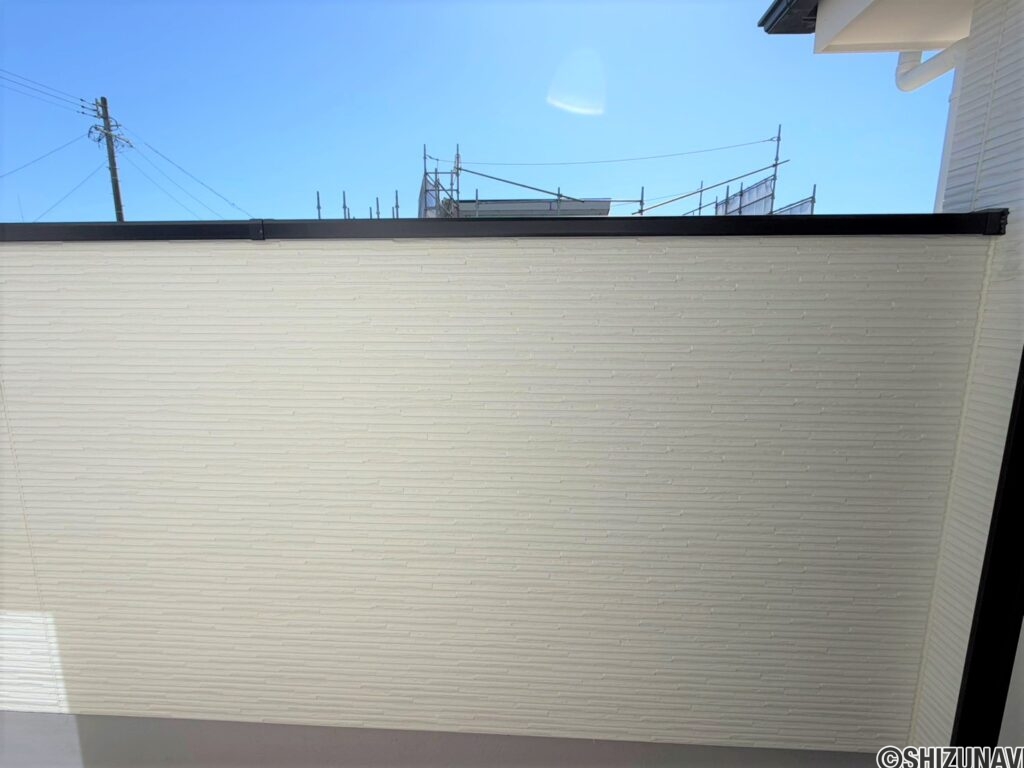 2号棟　バルコニーの目隠し壁採光の妨げはしないけど目隠しはできるという、ちょうどいい高さ！