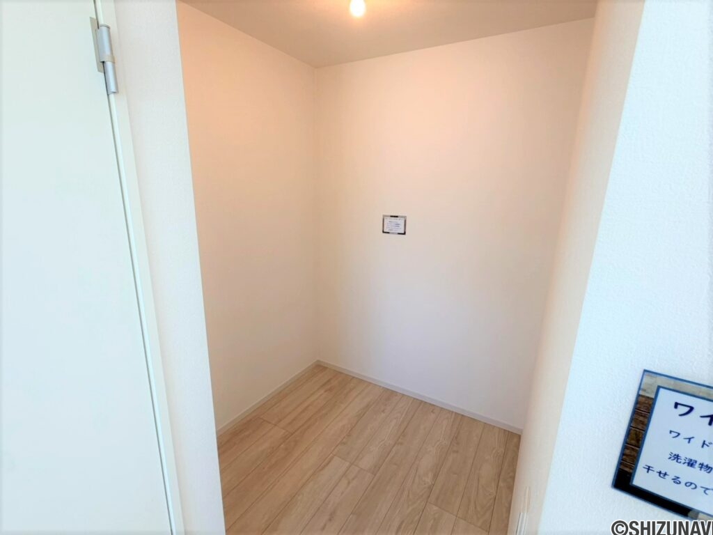 2号棟　主寝室のウォークインクローゼット使う方の好みに合わせてレイアウト可能な、自由度の高いウォークインクローゼット