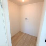 2号棟　主寝室のウォークインクローゼット使う方の好みに合わせてレイアウト可能な、自由度の高いウォークインクローゼット