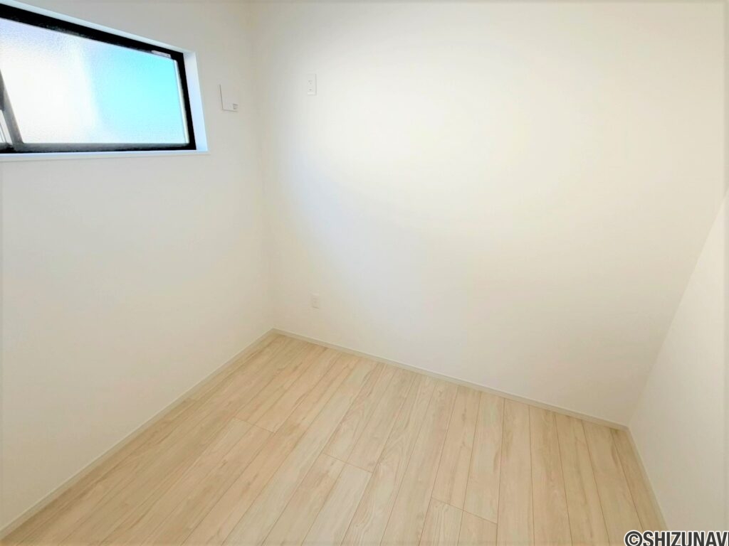 2号棟　2階北側中央のサービスルーム居室としても使えそうな広さのサービスルームです。季節ものなども余裕をもって収納できます。