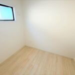 2号棟　2階北側中央のサービスルーム居室としても使えそうな広さのサービスルームです。季節ものなども余裕をもって収納できます。