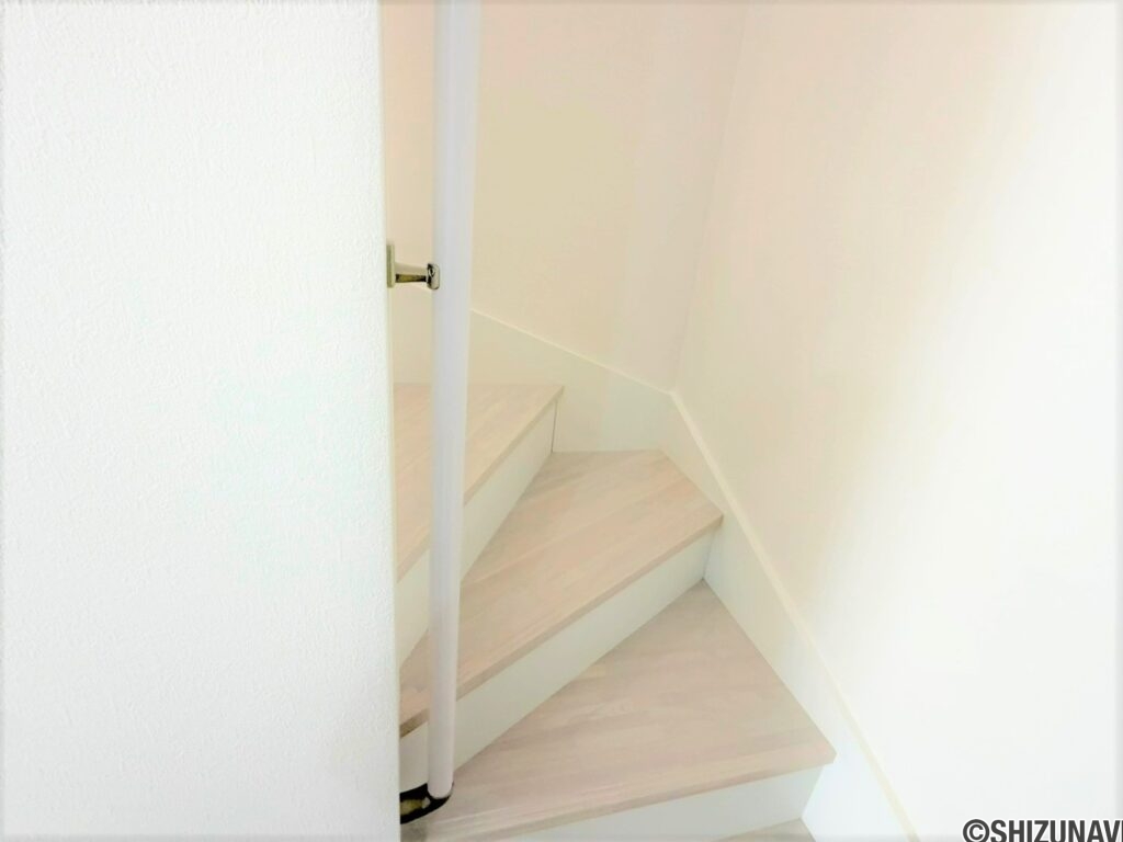 2号棟　階段曲がり角には縦型の手すりが設置されています。