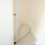 2号棟　階段曲がり角には縦型の手すりが設置されています。