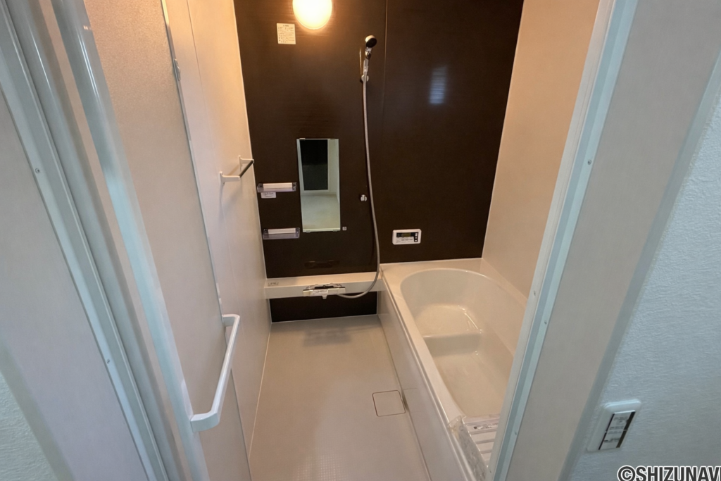 2号棟　浴室暖色系の明るい照明で照らされた室内には、腰掛け浴槽が設置されてます。のんびりと疲れた体を癒してください。