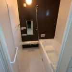 2号棟　浴室暖色系の明るい照明で照らされた室内には、腰掛け浴槽が設置されてます。のんびりと疲れた体を癒してください。