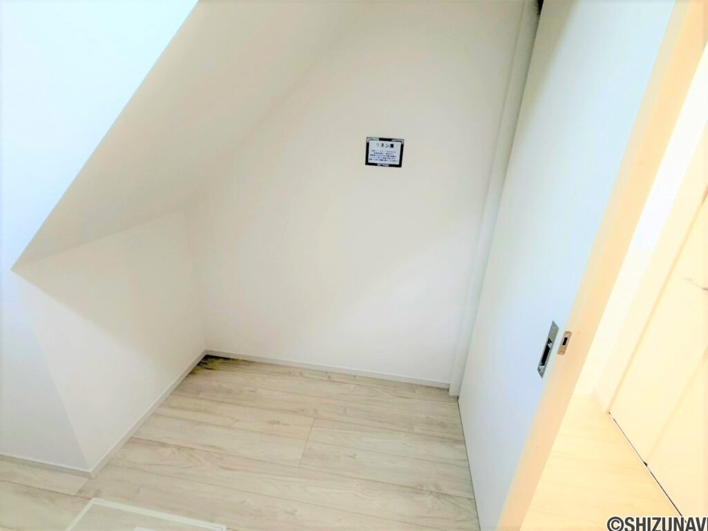 2号棟　洗面階段下スペースに広い収納空間があります。ラックなどを置いて、各ご家庭が使いやすいようにカスタマイズも可能！