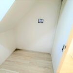 2号棟　洗面階段下スペースに広い収納空間があります。ラックなどを置いて、各ご家庭が使いやすいようにカスタマイズも可能！