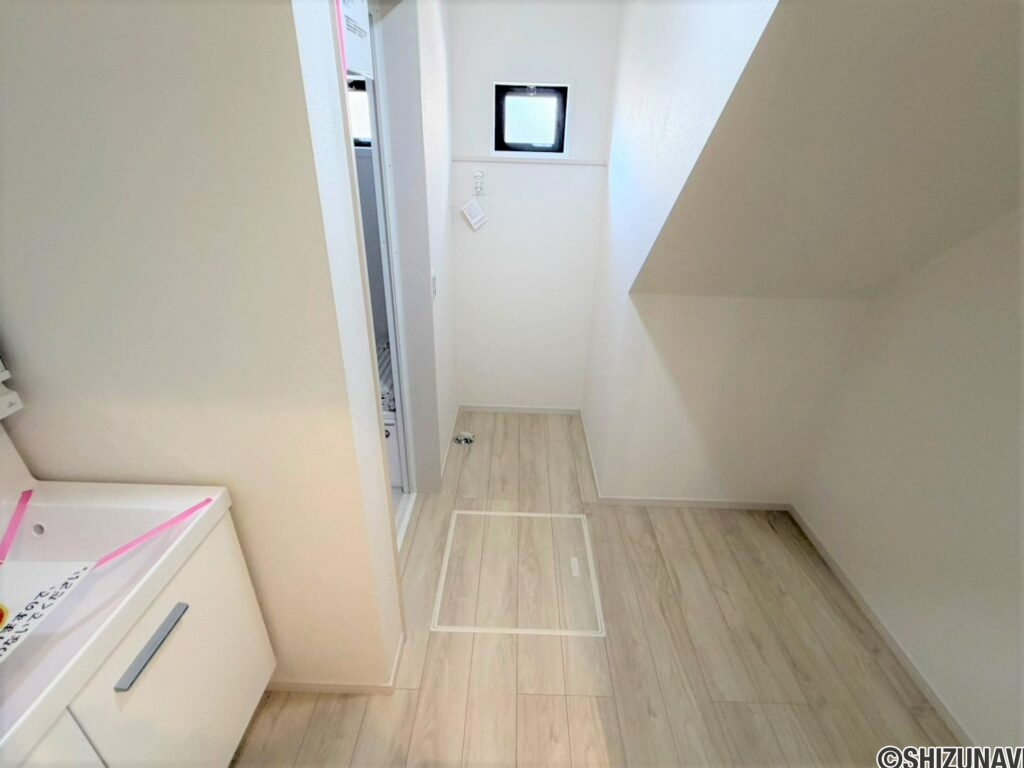 2号棟　洗面三面鏡タイプの洗面は、歯ブラシやスキンケアグッズもすっきり収納できます♪