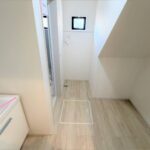 2号棟　洗面三面鏡タイプの洗面は、歯ブラシやスキンケアグッズもすっきり収納できます♪