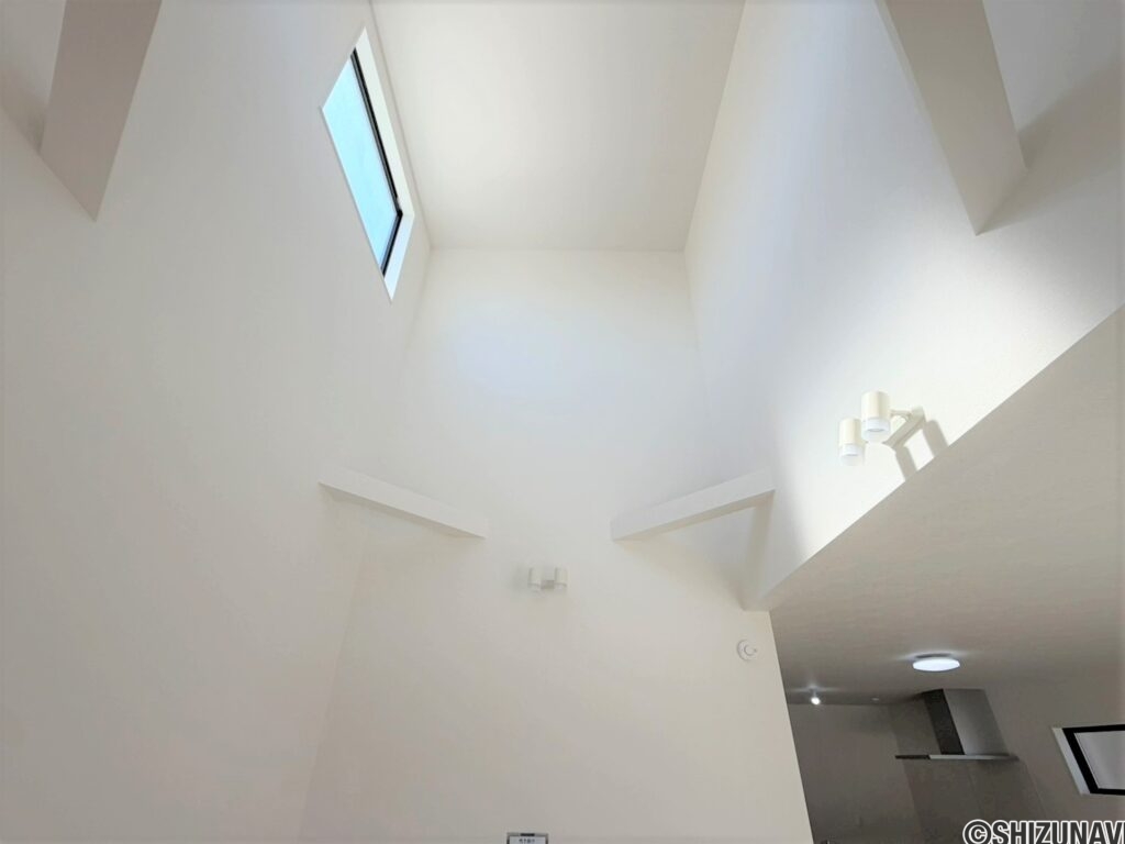 2号棟　吹き抜けリビングの一角が、開放感のある吹き抜けになっています。