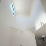 2号棟　吹き抜けリビングの一角が、開放感のある吹き抜けになっています。