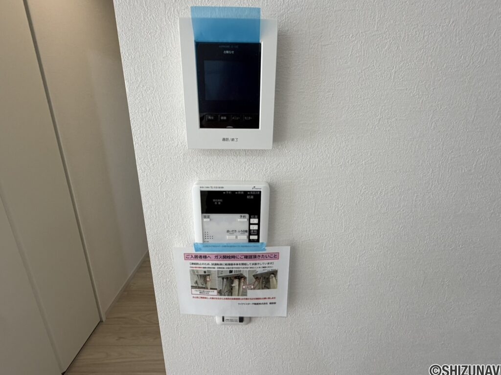 2号棟　モニターホン・給湯器リモコンキッチンそばにあるモニターホンは、急な来客の対応などの際に安心です♪給湯器も近くにあるので、マルチタスクをこなす忙しいパパママの強い味方！