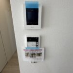 2号棟　モニターホン・給湯器リモコンキッチンそばにあるモニターホンは、急な来客の対応などの際に安心です♪給湯器も近くにあるので、マルチタスクをこなす忙しいパパママの強い味方！