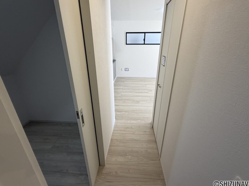 2号棟　リビングまでのアクセスリビングと玄関は扉により仕切られております。