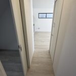 2号棟　リビングまでのアクセスリビングと玄関は扉により仕切られております。