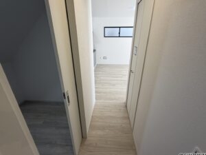 2号棟　リビングまでのアクセスリビングと玄関は扉により仕切られております。