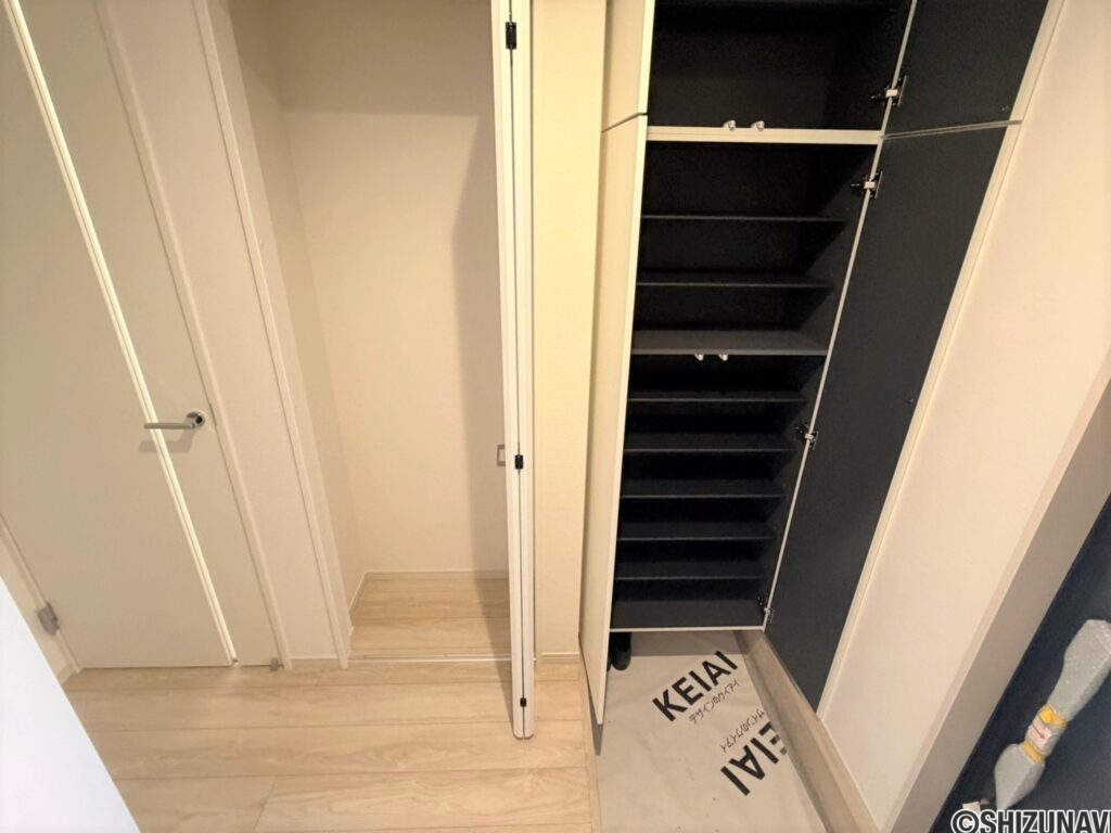2号棟　玄関収納靴収納と、仕切りの無い収納の2タイプがあります。日傘やゴルフクラブなどの長物の収納もできます♪