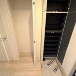 2号棟　玄関収納靴収納と、仕切りの無い収納の2タイプがあります。日傘やゴルフクラブなどの長物の収納もできます♪