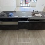 2号棟　キッチンカウンターキッチンは収納スペースが◎三口のガスコンロ・グリルもついております。コンロそばの壁材は清潔に保ちやすい材質です♪キッチンにおいておくと目立つ、塩・コショウなどの小瓶も、専用の収納スペースがグリル横にあります。