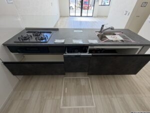 2号棟　キッチンカウンターキッチンは収納スペースが◎三口のガスコンロ・グリルもついております。コンロそばの壁材は清潔に保ちやすい材質です♪キッチンにおいておくと目立つ、塩・コショウなどの小瓶も、専用の収納スペースがグリル横にあります。