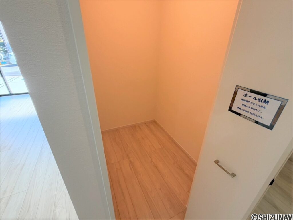 2号棟リビングに太陽量の収納スペースが！玄関へのアクセスも良いので、趣味の道具なども収納できるかも…