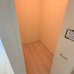 2号棟リビングに太陽量の収納スペースが！玄関へのアクセスも良いので、趣味の道具なども収納できるかも…