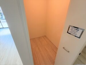 2号棟リビングに太陽量の収納スペースが！玄関へのアクセスも良いので、趣味の道具なども収納できるかも…