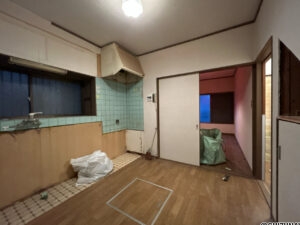 【リフォーム前　1/25撮影】キッチンを撤去しましたので、これから新品のL字型キッチンを設置する予定です。