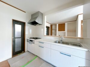 【リフォーム中/キッチン】（3/27撮影）キッチンは部屋の雰囲気に合わせてホワイト系の色を選択しました。