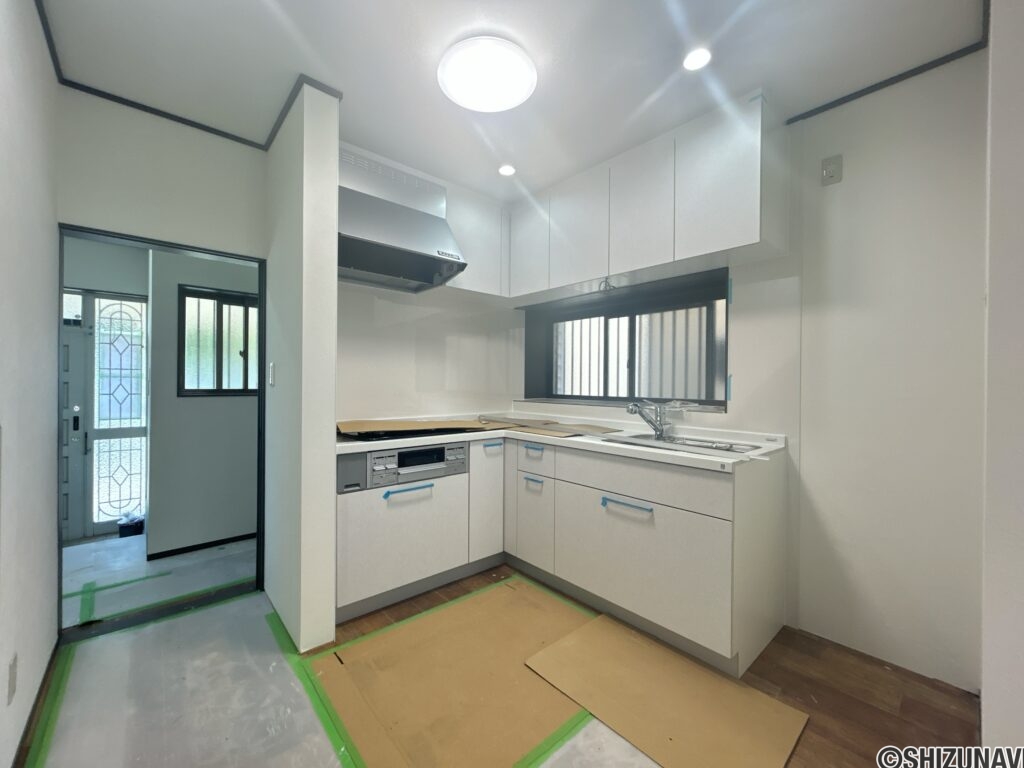 【リフォーム中/キッチン】（4/18撮影）新品ハウステック製L型キッチンの天板は人工大理石で傷付きにくく使いやすく、収納もタップリ出来て引出式ですので開け閉めもスムーズ。吊り戸棚ついています。