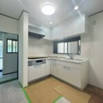 【リフォーム中/キッチン】（4/18撮影）新品ハウステック製L型キッチンの天板は人工大理石で傷付きにくく使いやすく、収納もタップリ出来て引出式ですので開け閉めもスムーズ。吊り戸棚ついています。