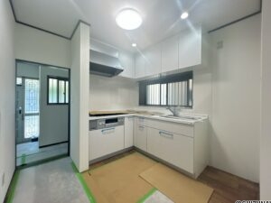 【リフォーム中/キッチン】（4/18撮影）新品ハウステック製L型キッチンの天板は人工大理石で傷付きにくく使いやすく、収納もタップリ出来て引出式ですので開け閉めもスムーズ。吊り戸棚ついています。