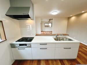 【リフォーム済み/キッチン】キッチンはハウステック製の新品に交換いたしました。引出が4つの嬉しい多収納タイプ。天板は熱や傷にも強い人工大理石仕様なので、毎日のお手入れが簡単です。