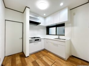 【リフォーム済み/キッチン】新品設置したハウステック製L型キッチンの天板は人工大理石で傷付きにくく使いやすく、収納もタップリ出来て引出式ですので開け閉めもスムーズ。吊り戸棚ついています。